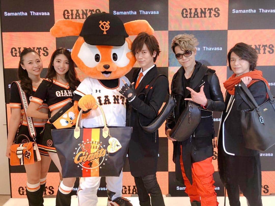 のインスタグラム：「読売ジャイアンツ×サマンサタバサ　スペシャルコラボレーション発表会に、BREAKERZで参加させて頂きました！﻿ ﻿ 今回もKINGZ BY Samantha ThavasaのカッコいいBAGに出会えて気持ちが高まりました。﻿ ﻿ ジャイアンツも応援してます！ジャビット君とも写真一緒に撮れて嬉しかった★﻿ ﻿ サマンサタバサさん、ありがとうございました！﻿ ﻿ #samanthathavasa #kingzbysamanthathavasa #breakerz ﻿#さりげなく衣装にジャイアンツカラー」
