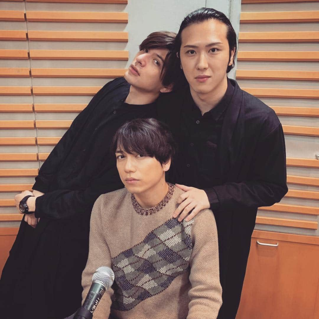 城田優さんのインスタグラム写真 - (城田優Instagram)「3人合わせて100歳です💁‍♂️ #精神年齢は足しても25歳くらいかな #imy #今夜ラジオ最終回だよ #5分後に始まるよ #ニッポン放送チェックしてね #今夜は少し豪華かもよ #真顔笑顔 #山崎育三郎 #尾上松也 #城田優」3月2日 22時24分 - yu_shirota