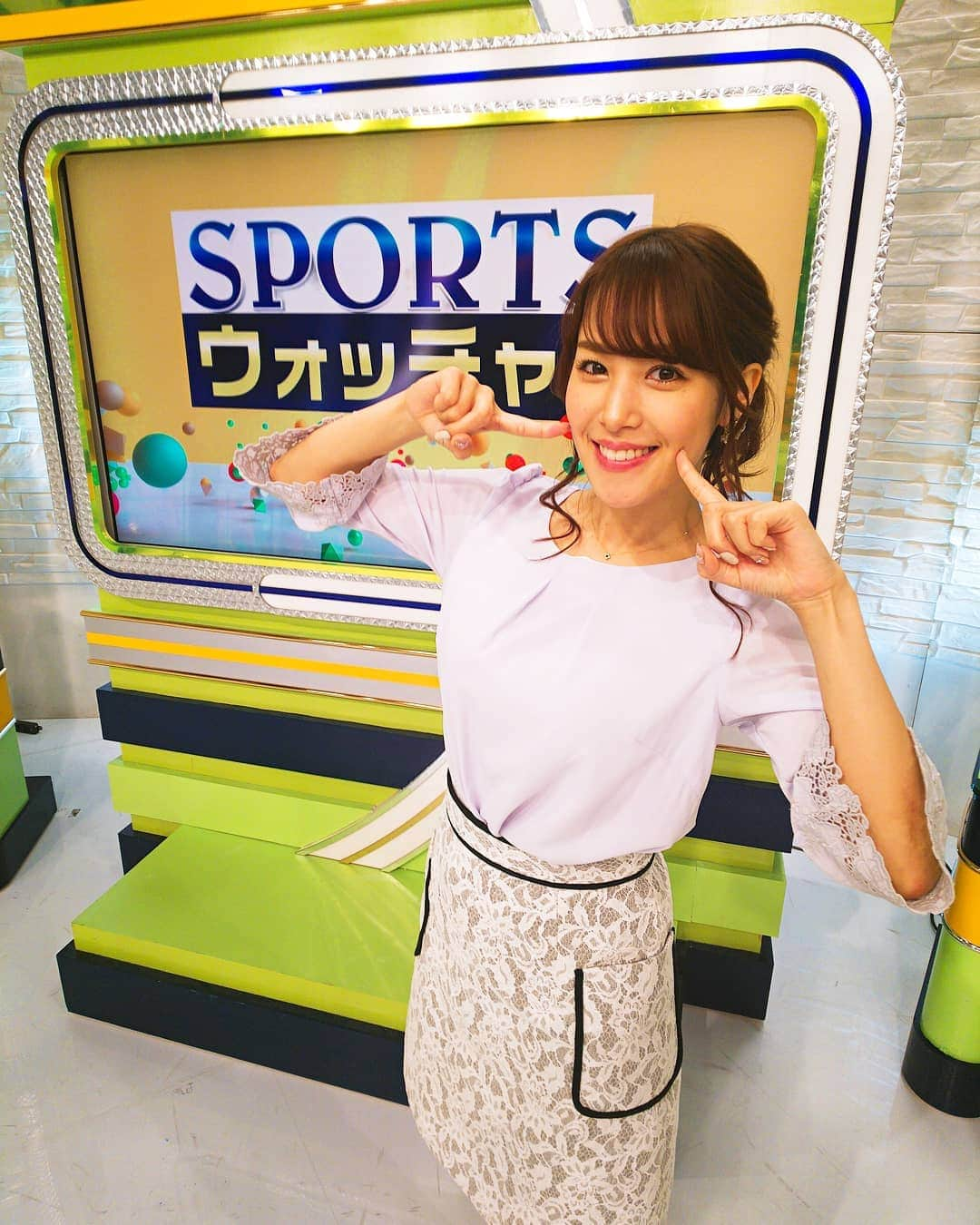 テレビ東京「SPORTSウォッチャー」さんのインスタグラム写真 - (テレビ東京「SPORTSウォッチャー」Instagram)「とあるリハーサルをしてまして、テンション高めの鷲見アナウンサーです。  今夜もSPORTSウォッチャーよろしくお願いします！  #鷲見玲奈 #テレビ東京 #アナウンサー #リハーサル #頬 #指 #突き刺さる」3月2日 22時40分 - minspo_tvtokyo