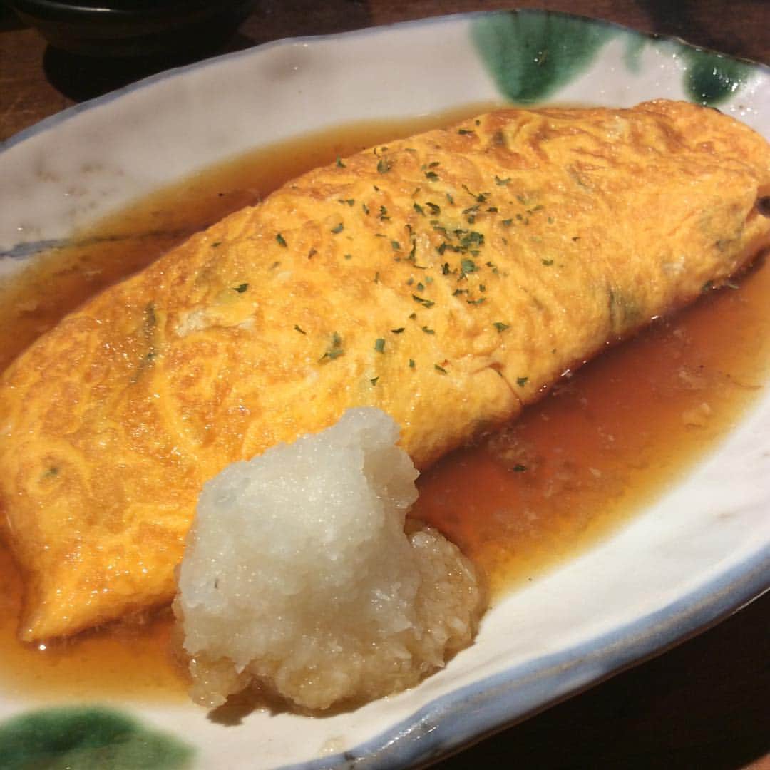 九州うまか 新大阪のインスタグラム：「. こんばんわ💪🏻 九州うまか新大阪店です💞 . 本日ご紹介させて頂くお料理は、 当店おすすめメニューの ✨明石焼き風 タコのオムレツ✨です😆 ふわふわ卵の中にタコが入っていて、 お出汁に浸ったオムレツです‼️ . とっても美味しい逸品なのでhttps://r.gnavi.co.jp/plan/kcaa519/plan-reserve/rsv_redirect ぜひご賞味下さい🥚🌟 . #九州うまか #新大阪 #個室居酒屋 #九州料理 #宴会 #送別会 #歓迎会 #泳ぎイカ #もつ鍋 #オムレツ」