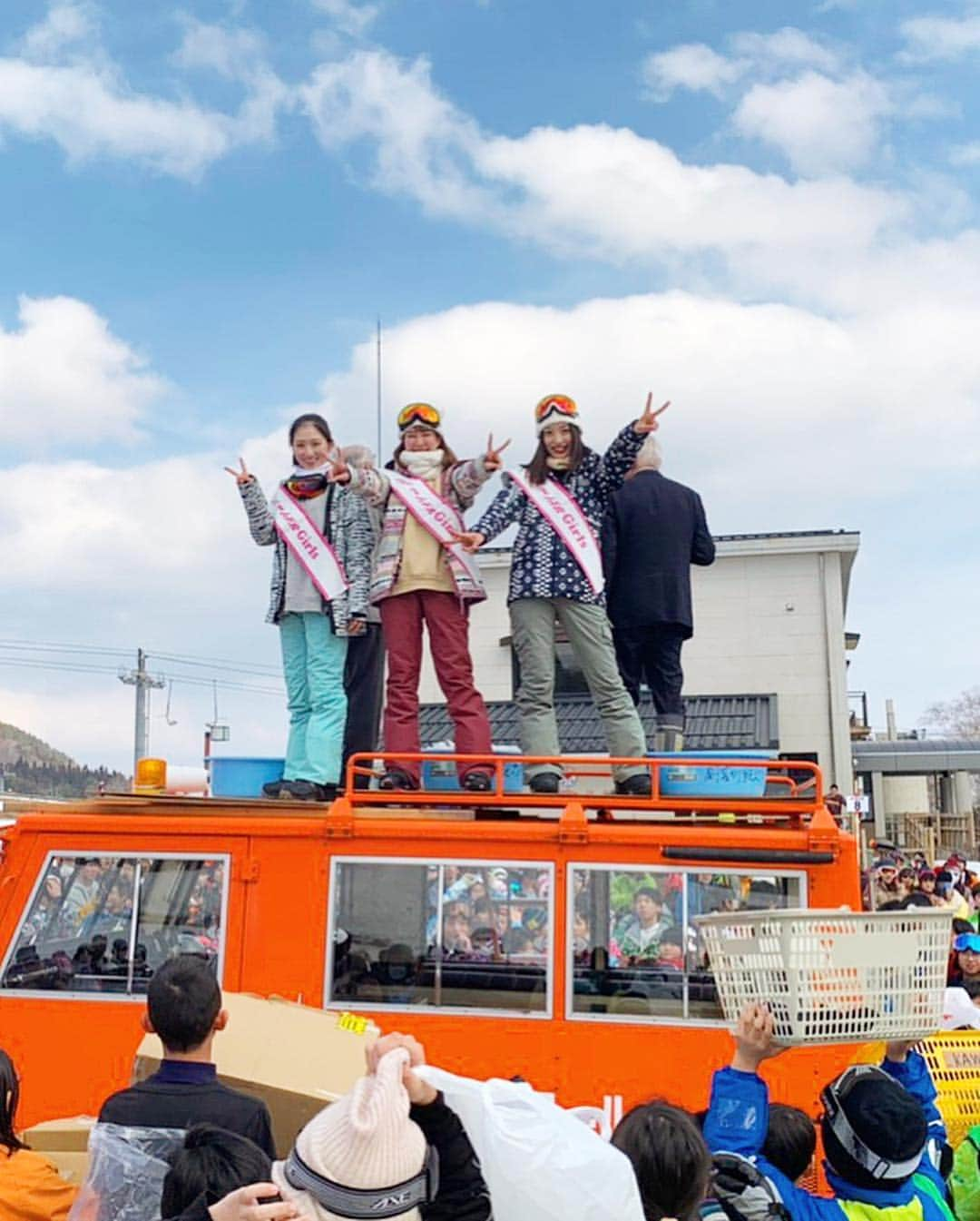 茨木菜緒さんのインスタグラム写真 - (茨木菜緒Instagram)「. 初のハチ高原に行って 餅まきイベントに参加させて頂きました☃️😊 たくさんの方に来て頂いてたくさんの方と交流出来て嬉しかったです☺️♡♡ . 来週で私たちは今シーズン最後になっちゃいそうです❄️ （寂しい〜😭） 最後までみんなで楽しみたいです🥰 . 個人的な目標はリフトを転けないで降りれるようになる事☝️😤 （未だにリフトだけは怖くて、転けながら降りるか🤣 止まれなくて転けるかなの😫😭） まだそんな事言ってるのって感じだけど、、🤦🏼‍♀️ 頑張る！！😾💪笑 . #ハチ北 #ハチ高原 #スキー場 #スキー #スノボー #ski #snowboard #ハチハチ北girls #ゲレンデ #兵庫 #養父市 #美方郡  #リフト #恐怖症 🤣🤣」3月3日 11時12分 - kudonao2218