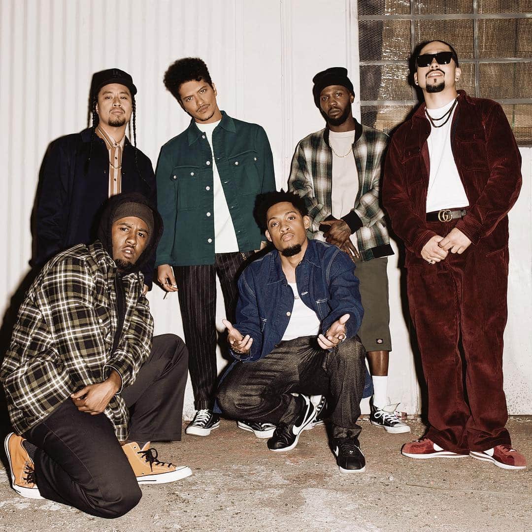 ブルーノ・マーズのインスタグラム：「💰Ol Slick Boyz! Please Me Video Out Now! Preeshiate u Pyyymmps 🥂 Here’s to many more!」