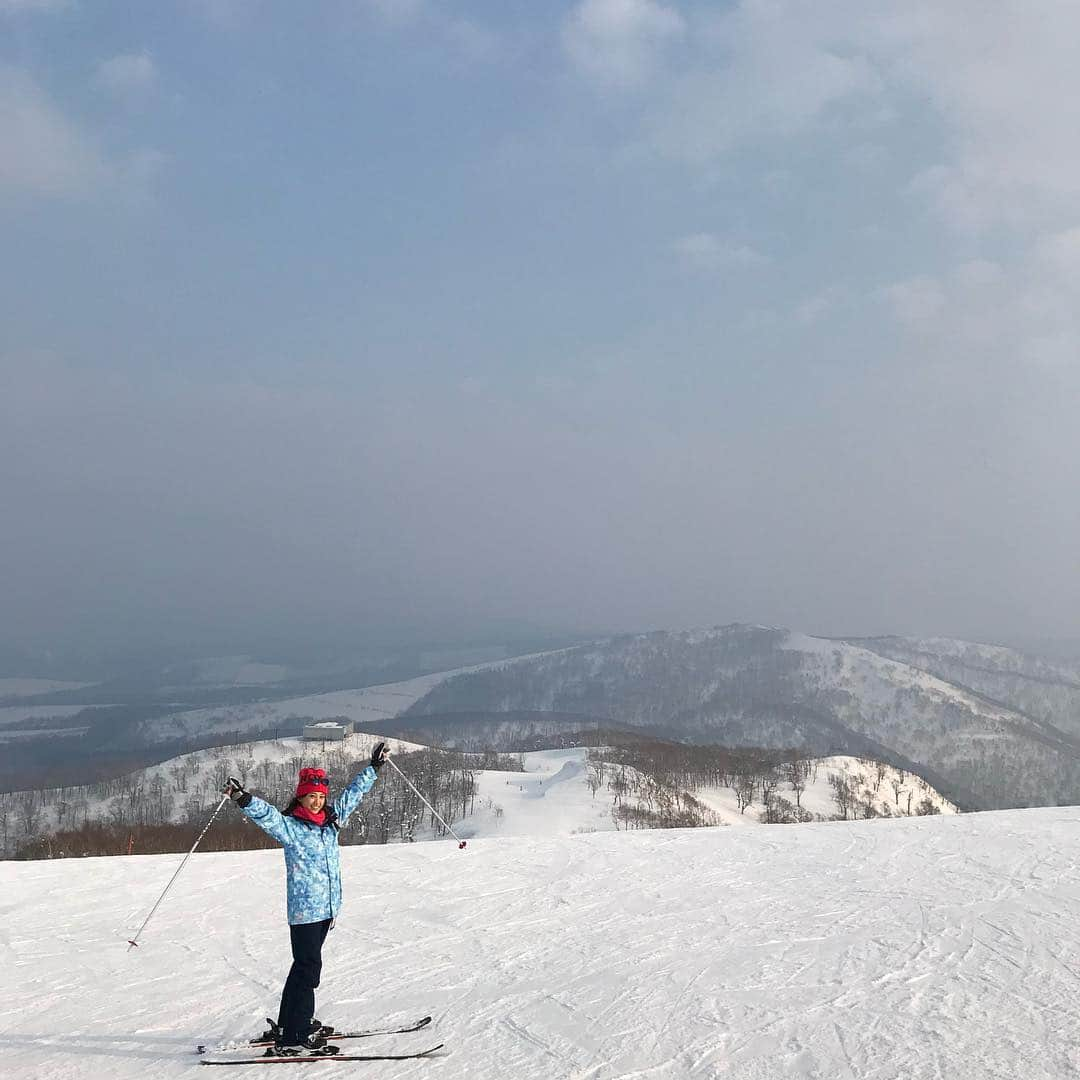 市原彩花さんのインスタグラム写真 - (市原彩花Instagram)「ルスツでスキー⛷⛄️ . 北海道でスキーをしてみたくてやってきたよ😆 広いし天気良いし空いてる時期だし最高っ＼(^o^)／ 運動音痴だけど、雪国育ちで幼稚園から高校まで毎年授業あったからスキーだけは人並みに出来るの🤣 (スノボは立つことすら出来ない。なんでみんな滑れるの？🙄) ウエアは妹、スキーはレンタル♪ 飛行機込みのパックツアーで来たんだけど、めちゃ安い😆 そして滑った後に飲む#サッポロクラシック が最高🥺 一生飲める🥺 #スキー#スキー場#ゲレンデ#ski#ルスツ#留寿都#漢字かっこいい#北海道#hokkaido#スノボ#スノーボード#snowboard#ホワイトベアーファミリー#しろくまツアー」3月3日 11時45分 - ayaka_ichihara