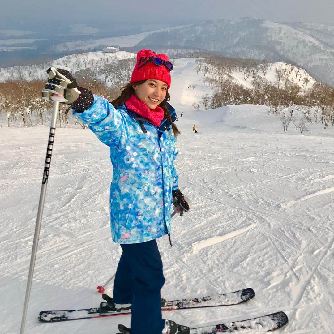 市原彩花さんのインスタグラム写真 - (市原彩花Instagram)「ルスツでスキー⛷⛄️ . 北海道でスキーをしてみたくてやってきたよ😆 広いし天気良いし空いてる時期だし最高っ＼(^o^)／ 運動音痴だけど、雪国育ちで幼稚園から高校まで毎年授業あったからスキーだけは人並みに出来るの🤣 (スノボは立つことすら出来ない。なんでみんな滑れるの？🙄) ウエアは妹、スキーはレンタル♪ 飛行機込みのパックツアーで来たんだけど、めちゃ安い😆 そして滑った後に飲む#サッポロクラシック が最高🥺 一生飲める🥺 #スキー#スキー場#ゲレンデ#ski#ルスツ#留寿都#漢字かっこいい#北海道#hokkaido#スノボ#スノーボード#snowboard#ホワイトベアーファミリー#しろくまツアー」3月3日 11時45分 - ayaka_ichihara