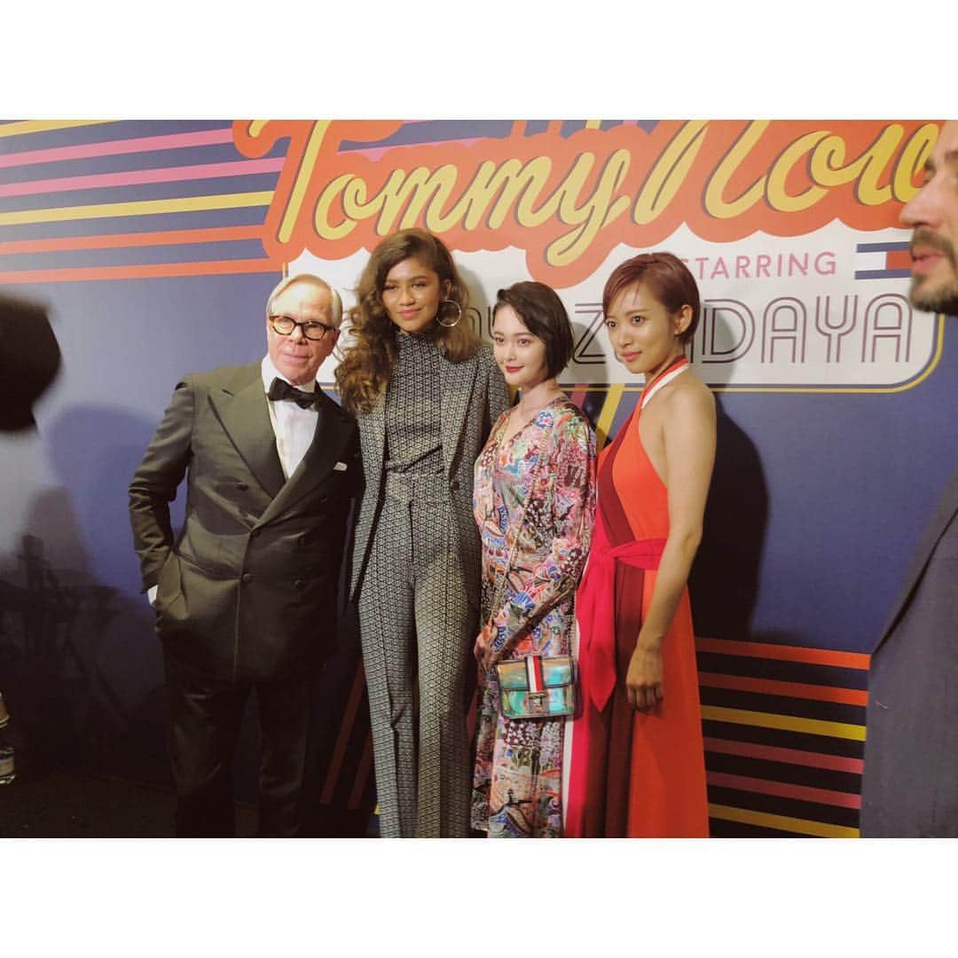 玉城ティナさんのインスタグラム写真 - (玉城ティナInstagram)「@tommyhilfiger  @zendaya  @natsuna_official  トミーヒルフィガー氏と、 ゼンデイヤさんと 日本から同じく招待されている 夏菜さんと4ショットです🌱  #TOMMYNOW #TommyXZendaya #TommyHilfiger #MakeItPossible #可能性を信じてやってみよう  とても素晴らしいショーでした たくさんのパワーや熱気🔥」3月3日 6時55分 - tinapouty