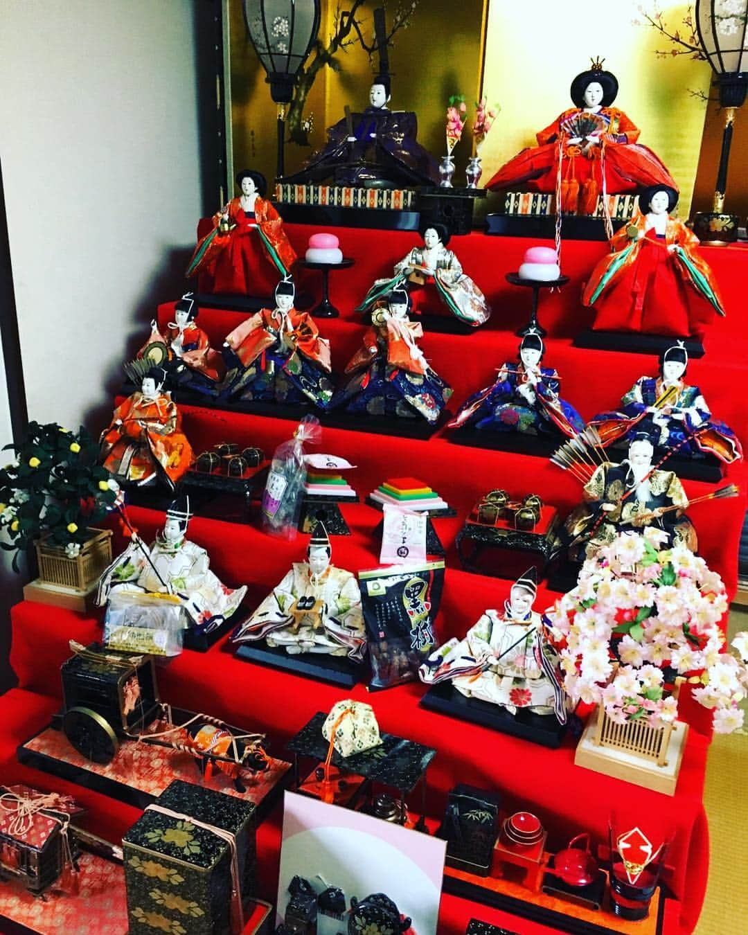 村主章枝さんのインスタグラム写真 - (村主章枝Instagram)「Today is Hina-matsuri, the Festival of Dolls. People celebrate the health and happiness of girls. Families display special dolls known as Hina-ningyo on Hina-Matsuri. This is our house Hinaningyou dolls. 今日は、ひなまつりです。 女の子の健やかな成長と幸せを願いながらお祝いをします。 女の子のいる家庭では、ひな祭りには家の中に雛人形を飾ります。 #ひな祭り  #dollsfestival  #japaneseculture  #日本文化」3月3日 8時29分 - fumie.suguri