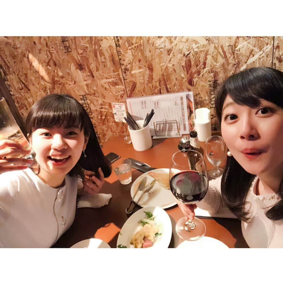 佐竹明咲美さんのインスタグラム写真 - (佐竹明咲美Instagram)「みおちゃんこと唐川アナと チーズチーズな晩ご飯へ〜♪ とろっとろのチーズって どうしてこんなに幸せな気持ちになるんでしょう🥰 みおちゃんは、ビールが上手に注げて決めポーズ✋ 左手の謎は解明されず、、、 お腹いっぱい幸せいっぱいでした🥳 #ラクレットチーズ #チーズ #とろとろチーズ #ワインと合う〜」3月3日 9時40分 - asami_satake