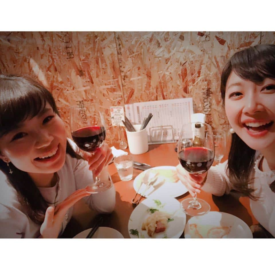 佐竹明咲美さんのインスタグラム写真 - (佐竹明咲美Instagram)「みおちゃんこと唐川アナと チーズチーズな晩ご飯へ〜♪ とろっとろのチーズって どうしてこんなに幸せな気持ちになるんでしょう🥰 みおちゃんは、ビールが上手に注げて決めポーズ✋ 左手の謎は解明されず、、、 お腹いっぱい幸せいっぱいでした🥳 #ラクレットチーズ #チーズ #とろとろチーズ #ワインと合う〜」3月3日 9時40分 - asami_satake