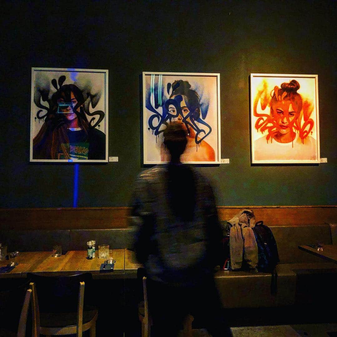 のインスタグラム：「Starring at some cool street art of my favorite artist #art #315 @rafaelsliks  カッケー！」