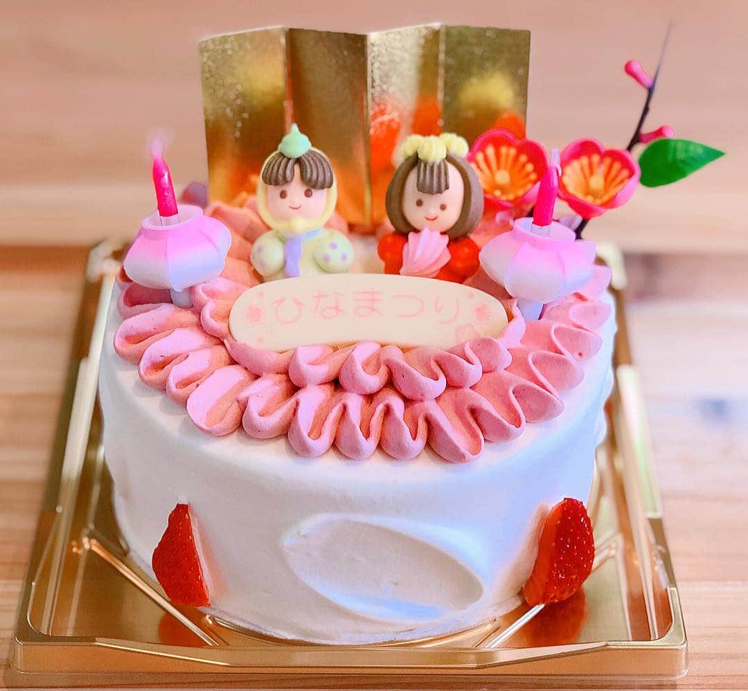 箕面 マカロン ワイスタイルのインスタグラム：「ひな祭り🎎🍡🌸 . 本日はひな祭りです🎎🍡🌸 ワイスタイルではひな祭り限定でホールケーキやショートケーキを御用意しています😊 . いつもとは変わったケーキはいかがでしょうか？😁 #ひな祭り #3月3日 #桃の節句 #ひな祭りケーキ  #箕面 #美味しいケーキ #パテスリーワイスタイル #笑顔満点 #マカロン #2019」