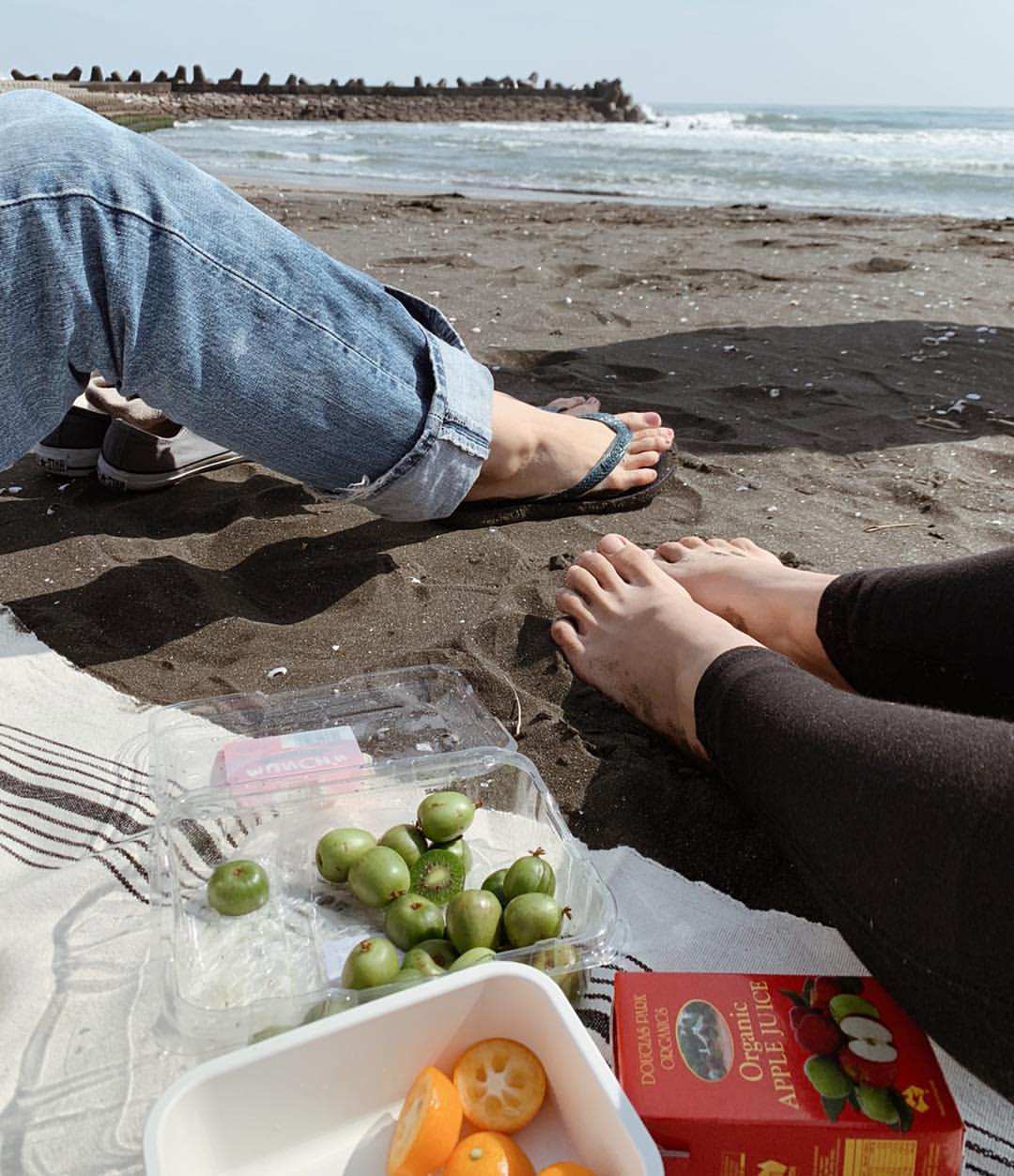 栗山遥さんのインスタグラム写真 - (栗山遥Instagram)「Weekend🕊✨ 朝起きてそのまま歩いて海へ boysがサーフィンしてる中、 girlsは持ち寄ったフルーツとお菓子を食べながら たわいもない話で盛り上がる❤️ 生活の中の一瞬一瞬に海や自然があることって、 本当に幸せだ〜🐚」3月3日 21時43分 - harukakuriyama