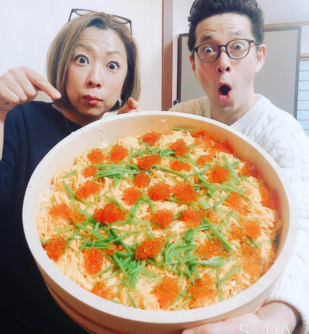 のインスタグラム：「ちらし寿司。  帰宅しまして家族で雛祭り。 妻が作ってくれました《ちらし寿司》 ありがとう！ ８人でいただきまーす！  ちなみに横にいるのは妹で 妻ではありません。  #雛祭り #ひな祭り #3月3日 #桃の節句 #ちらし寿司 #西川忠志 #西川かの子 #兄妹 #吉本新喜劇 #よしもと新喜劇 #ありがとうございます #感謝 #インスタ映え #手持ち倶楽部 #錦糸卵 #絹さや #いくら #具沢山 #美味しい #寿司桶 #いただきます#ごちそうさまでした  #西川家」