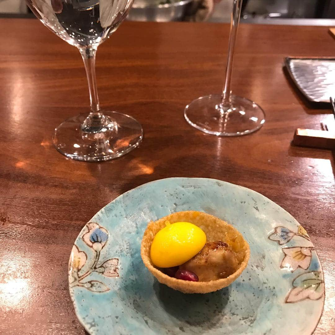 久本直美さんのインスタグラム写真 - (久本直美Instagram)「念願の虎峰さんへ。① 少量多皿の中華です 30品近く出てくるお料理は全て絶品 ペアリングでいただくお酒もバラエティに富んでいて大変美味でした😺  明日は夜のオンエアです  #dinner#中華#美食#ペアリング#champagne#wine#紹興酒#日本酒#食べログ高評価 #予約困難店#北京ダック#器#sake#restaurant#虎峰」3月3日 21時09分 - naomixing