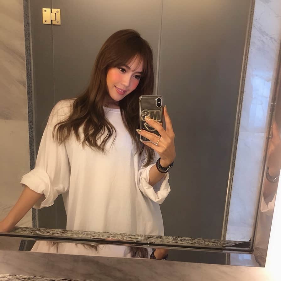 のインスタグラム：「先日、2回目の @sbeautyclinic へ🎵 レブライト(トーニング)と、今回は #アクセントウルトラV という施術も一緒に😊 これからお顔の引き締めも同時に行っていきますよっ🧡 回数重ねるのが楽しみ～～ヽ(*´з｀*)ﾉ * * * #cjjuri #jurixoxoxo #エスビューティークリニック #sbeautyclinic #美容day #レーザートーニング #レブライト #美肌」