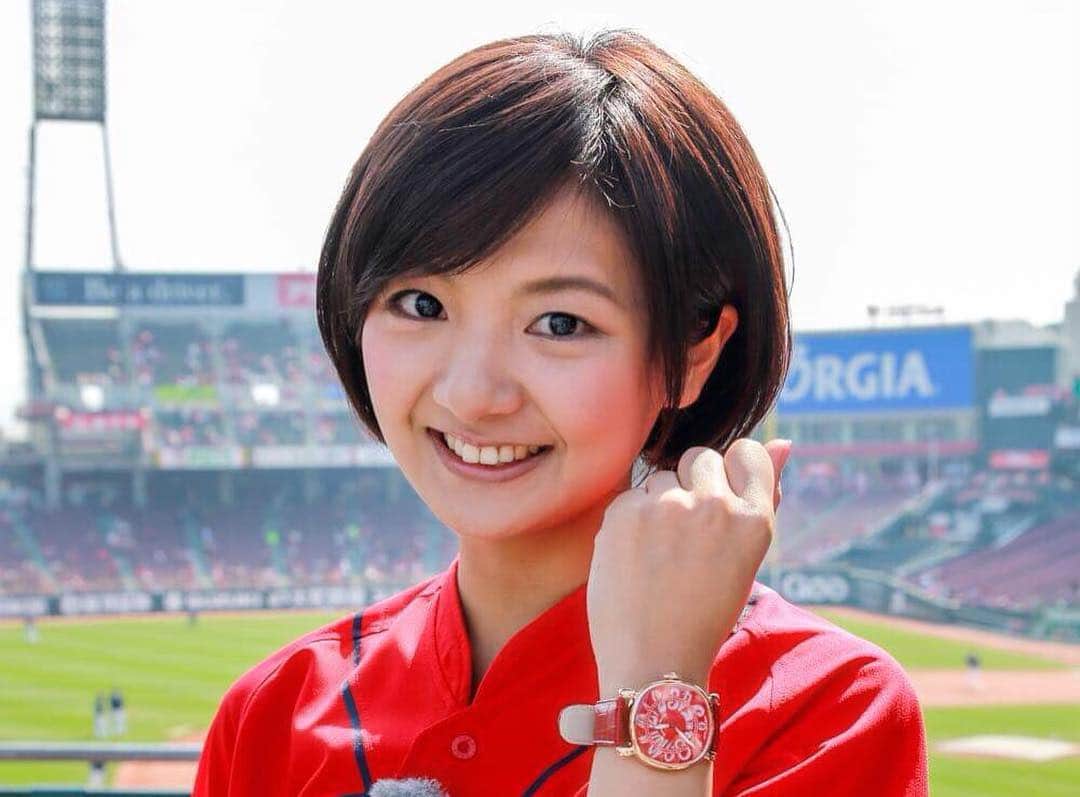 中西希さんのインスタグラム写真 - (中西希Instagram)「[ご報告]﻿ 広島ホームテレビを退社致しました。﻿ ﻿ 4年前のクリスマスの日に「内定」という﻿ プレゼントをいただき﻿ ずっと憧れていたホームテレビの局アナに。﻿ ﻿ ﻿ この3年間を振り返ってみると、﻿ ﻿ アナウンス部の先輩方のご指導のおかげで﻿ 苦手意識のあったニュース読みが﻿ 大好きになったこと﻿ ﻿ ひとりで観に行くほど好きな高校野球に毎年﻿ 取材、スタンドリポート、特番、﻿ 3年目には勝利監督インタビューに﻿ 携わらせて頂けたこと﻿ ﻿ 3年連続カープのリーグ優勝で、﻿ 優勝に湧く広島の繁華街や﻿ 広島の地形を活かしての川の上からパレード中継﻿ ちょうちん行列、女子アナ座談会など 多くのカープ特別番組に携わらせて頂けたこと﻿ ﻿ 子供の頃から大好きな﻿ お笑い芸人・ロザンのお2人に﻿ 毎週番組でいじって頂いたこと ﻿ 時には厳しくも見放さない、﻿ 信頼出来るスタッフに出会えたこと﻿ ﻿ 心許せる広島の仲間に出会えたこと﻿ ﻿ いつもイベント等を見に来てくださる﻿ 温かいホームテレビファンの皆さんに出会えたこと﻿ ﻿ 取材先の皆さまに恵まれたこと ﻿ 上記以外にも沢山の方々にお世話になり、﻿ 多くの経験を積ませていただきました。﻿ ﻿ 広島生活は私の人生において﻿ 最高の3年間でした。﻿ ﻿ ﻿ ﻿ 春からは、﻿ ホームテレビ入社前にお世話になっていた﻿ 故 高橋圭三アナの「圭三プロダクション」へ﻿ フリーアナウンサーとして再所属します。﻿ ﻿ また広島でお仕事が出来るように、﻿ 東京で頑張ってきます！😊﻿ ﻿ ﻿ これからもご支援ご声援のほど﻿ どうぞ宜しくお願いします。﻿ ﻿ ﻿ 2019年3月 中西 希」3月3日 21時24分 - nakanishi.nozomi