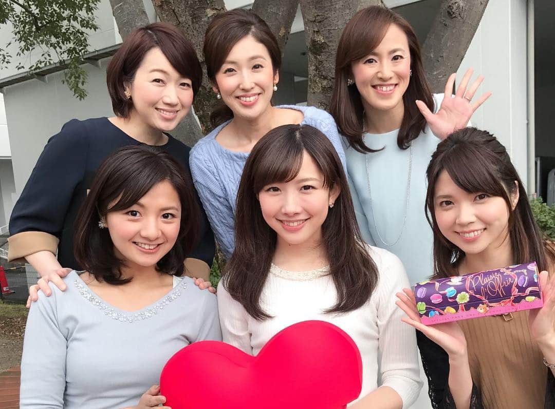 中西希さんのインスタグラム写真 - (中西希Instagram)「[ご報告]﻿ 広島ホームテレビを退社致しました。﻿ ﻿ 4年前のクリスマスの日に「内定」という﻿ プレゼントをいただき﻿ ずっと憧れていたホームテレビの局アナに。﻿ ﻿ ﻿ この3年間を振り返ってみると、﻿ ﻿ アナウンス部の先輩方のご指導のおかげで﻿ 苦手意識のあったニュース読みが﻿ 大好きになったこと﻿ ﻿ ひとりで観に行くほど好きな高校野球に毎年﻿ 取材、スタンドリポート、特番、﻿ 3年目には勝利監督インタビューに﻿ 携わらせて頂けたこと﻿ ﻿ 3年連続カープのリーグ優勝で、﻿ 優勝に湧く広島の繁華街や﻿ 広島の地形を活かしての川の上からパレード中継﻿ ちょうちん行列、女子アナ座談会など 多くのカープ特別番組に携わらせて頂けたこと﻿ ﻿ 子供の頃から大好きな﻿ お笑い芸人・ロザンのお2人に﻿ 毎週番組でいじって頂いたこと ﻿ 時には厳しくも見放さない、﻿ 信頼出来るスタッフに出会えたこと﻿ ﻿ 心許せる広島の仲間に出会えたこと﻿ ﻿ いつもイベント等を見に来てくださる﻿ 温かいホームテレビファンの皆さんに出会えたこと﻿ ﻿ 取材先の皆さまに恵まれたこと ﻿ 上記以外にも沢山の方々にお世話になり、﻿ 多くの経験を積ませていただきました。﻿ ﻿ 広島生活は私の人生において﻿ 最高の3年間でした。﻿ ﻿ ﻿ ﻿ 春からは、﻿ ホームテレビ入社前にお世話になっていた﻿ 故 高橋圭三アナの「圭三プロダクション」へ﻿ フリーアナウンサーとして再所属します。﻿ ﻿ また広島でお仕事が出来るように、﻿ 東京で頑張ってきます！😊﻿ ﻿ ﻿ これからもご支援ご声援のほど﻿ どうぞ宜しくお願いします。﻿ ﻿ ﻿ 2019年3月 中西 希」3月3日 21時24分 - nakanishi.nozomi