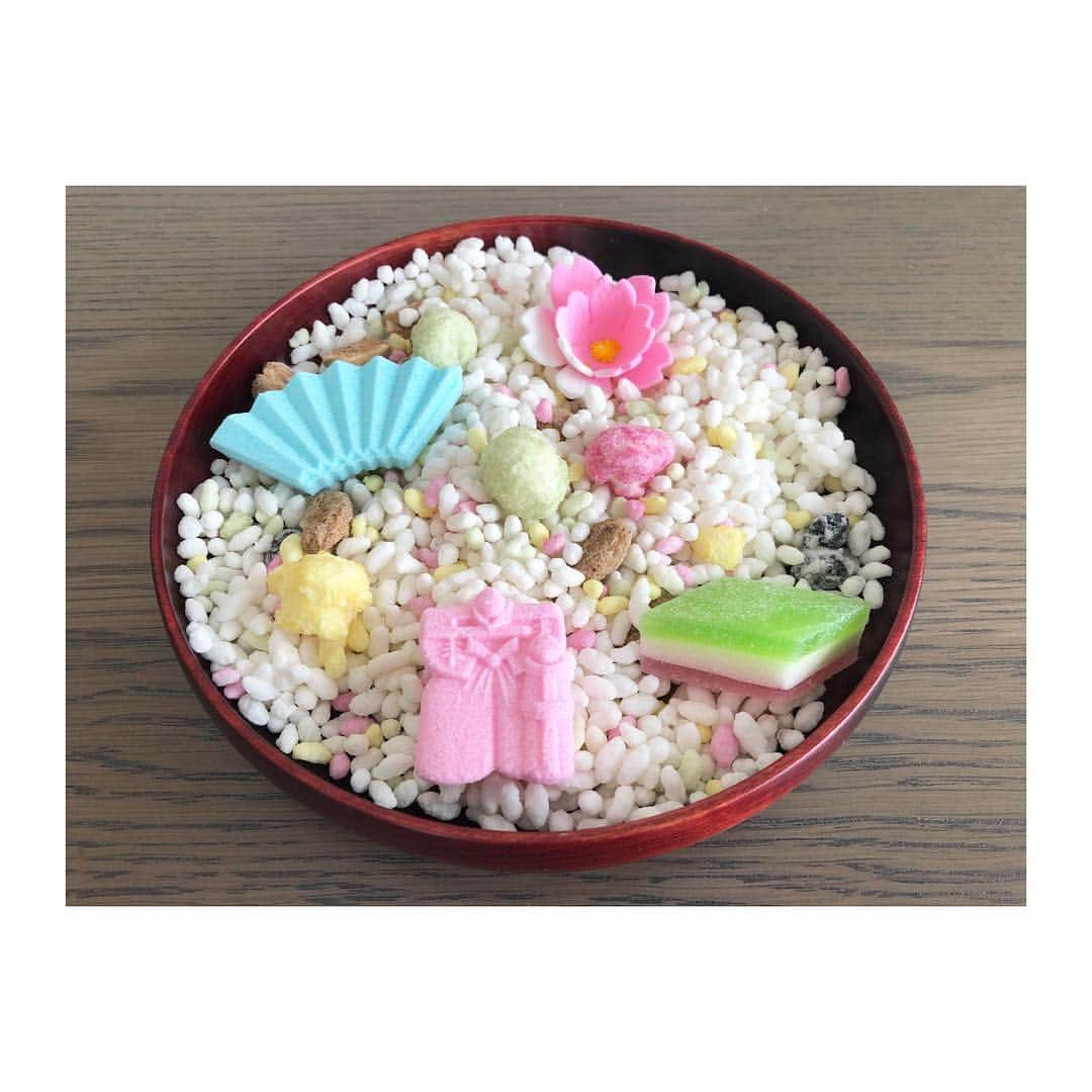 高垣麗子さんのインスタグラム写真 - (高垣麗子Instagram)「・ いつもお世話になっている 和菓子屋さんの雛菓子です。 華やかで可愛くて見惚れます。 ・ ・ #雛祭り #雛菓子」3月3日 13時19分 - reikotakagaki