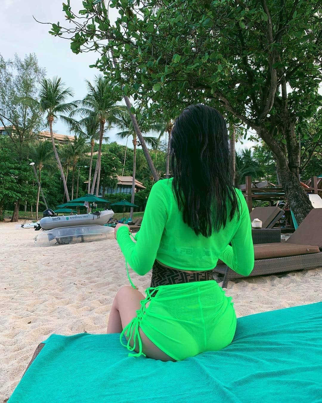 のインスタグラム：「Sawadee kah🙏💚 #thailand ・ おしり中心のトレーニングを週1〜2回通い始めて半年🍑理想に近づいてきた☺️ いつも歩くのも座るのもつらくなるくらい追い込むけど😂しっかり結果を出してくれる @ti_habit  @shintaro.obi トレーナーさん感謝🙏✨ ・ ウエストまわり、腕足は週1〜2回の @antiagingsalonsorridente 筋膜リリースのおかげで体重は増えたのに細くなってほしいところだけ細くしてくれる☺️ トレーニングのパフォーマンス力もアップして本当に感謝🙏✨ ・ 週2回は好きなものを食べて、週2回はトレーニングとケア、これがわたしのルーティーン🐷💚」
