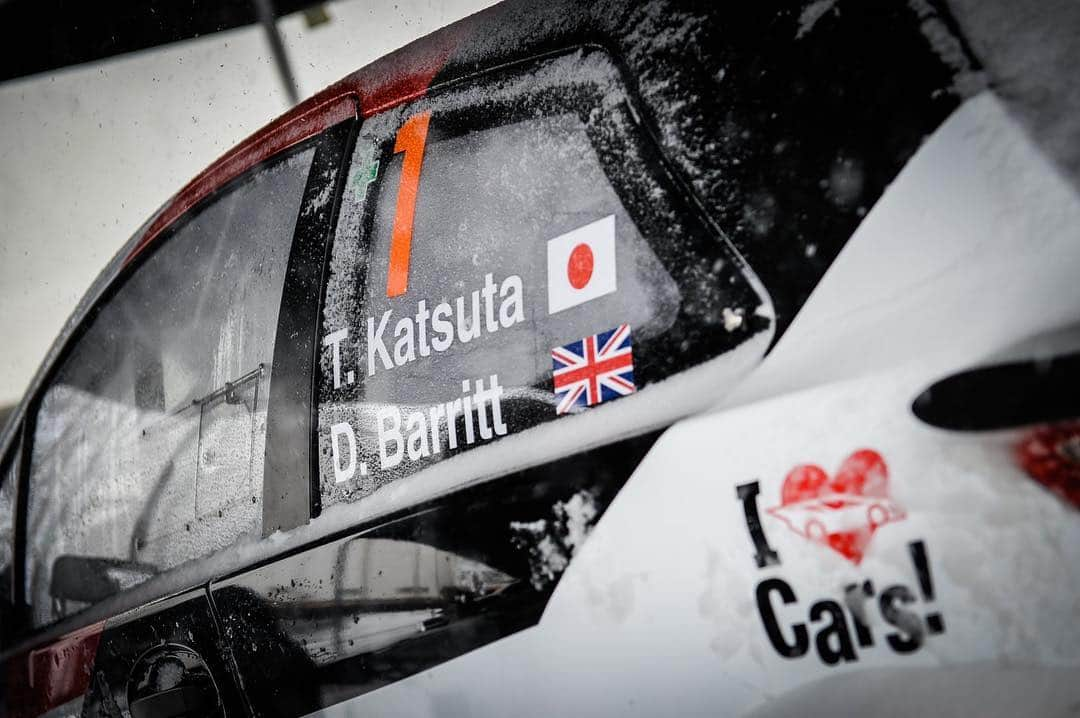 勝田貴元さんのインスタグラム写真 - (勝田貴元Instagram)「‪We finished and won the first rally with #YarisWRC !!‬ ‪It was very difficult conditions due to snow storm bring too many snows... but it also good experiences!‬ ‪Thank you very much for @tgr_wrc team guys and @danbarritt !!‬ Amazing car!! Amazing experiences!! Congratulations for SM1class winner Flying Fin @emillindholmen !👍 You were very fast🇫🇮 ‪ヤリスWRCでの初ラリーは勝ちましたが、凄い吹雪で見ての通り先頭雪かきが大変でした…！‬😅 ‪ミスもありスピンのリスタートに手間取り大きくタイムロスしたりもしましたが、それらも良い経験になりました！‬ この様な素晴らしい経験をさせて頂いた事に感謝です！ TOYOTA Gazoo Racingの皆様、ありがとうございました！  今からこのままメキシコ🇲🇽です！」3月3日 13時31分 - takamotokatsuta