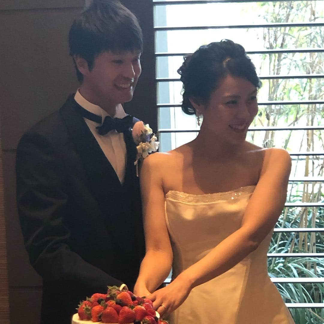 木村文子さんのインスタグラム写真 - (木村文子Instagram)「陸上仲間きえちゃんの結婚式💒👰🤵 結婚式に出席させてくれてありがとう😊❤️ 式の中で高校の写真が出てきて懐かしかったな〜☺️✨今もこうやって繋がっていられるのは陸上やってて良かったと思うこと🥰 改めておめでとう🎉💍 2人ともとても綺麗なsisters😍 お姉さまともハードルを通じて知り合いに🏃‍♀️ 末永くお幸せに💕 #結婚式 #陸上 #ハードル  #happy #wedding #my #friends #track #hurdles #beautiful #sisters」3月3日 14時48分 - kimura.ayako