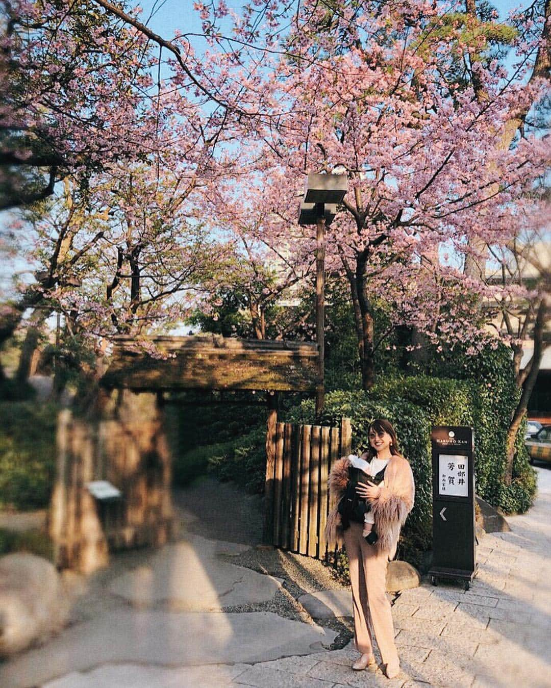 薗田杏奈さんのインスタグラム写真 - (薗田杏奈Instagram)「#TORAくん 初めての八芳園🌝 パパママが結婚式を挙げたところへ 八芳園の庭園は贅沢なお散歩🍃 ⠀ 八芳園さん @happoen_wedding の 「お帰りなさい☺️」って言葉... 本当に素敵だなぁ♡ ⠀ #Annahwedding」3月3日 15時20分 - love.byanna