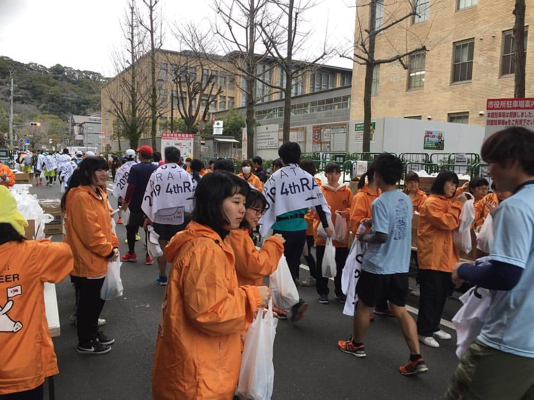 美川愛実さんのインスタグラム写真 - (美川愛実Instagram)「ゴール地点にやって来ました！こちらでは #開陽高校 のみなさんが、マラソンを終えた皆さんにお水などを配っています✨  みなさん、昨日の受付から袋詰めまでボランティアされてるそうです！！ 笑顔での「お疲れ様でした」に、元気をもらえました！！ #鹿児島マラソン #鹿児島市 #マラソン」3月3日 15時25分 - aimi.mikawa