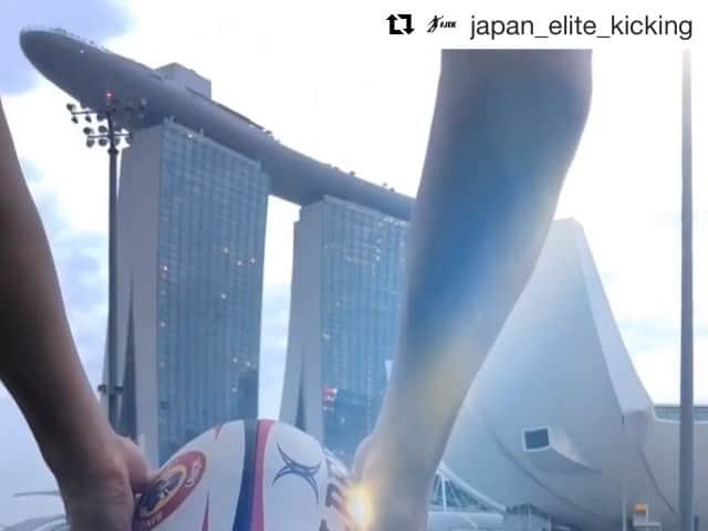 君島良夫のインスタグラム：「Kick the ball everywhere in the world 🌏👟🏉 Marina Bay Sands in Singapore🇸🇬 . .  #Repost @japan_elite_kicking ・・・ One day at 7am, Marina Bay Sands #GoalKicking 👟🏉🚢🌇 シンガポールといえばマリーナベイサンズ。あの隙間にキックを通す🏉  #JEK #JEKinSingapore 🇸🇬 #GoalKickChallege」