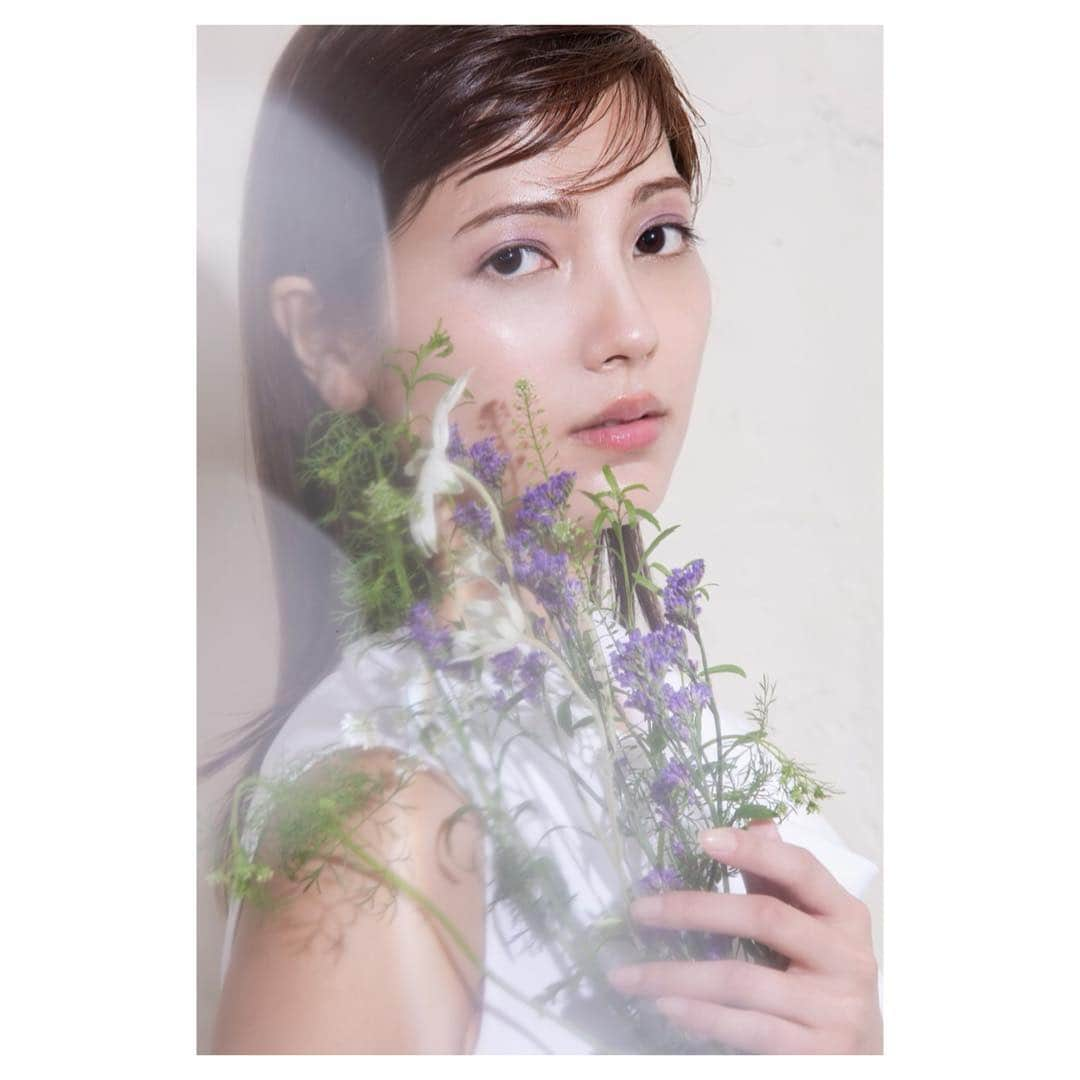 南里美希さんのインスタグラム写真 - (南里美希Instagram)「myworks. (Please,swipe)👈 . . #myworks #white × #flower #beauty #makeup tops @calvinklein . . photo @_k.yamamoto_  hair&make @ami_tokie  styling #hajimemakino model @nanri_miki」3月3日 15時56分 - mikinanri_official