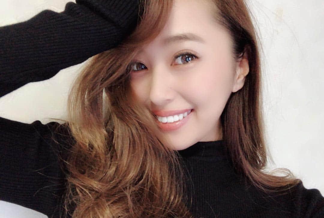 佐野友妃子さんのインスタグラム写真 - (佐野友妃子Instagram)「最近なかなか小顔エステに行けてなかったんだけど…🧖🏽‍♀️ 久しぶりにびっくりするくらい効果の出るエステに出会ってしまった…🤫 .  @rillee_on でSonic fitっていう施術を受けたんだけど顎のラインがすっきりしてだいぶ老廃物も流れてこんな一瞬で効果があるSonic fitに出会えてしあわせやぁ。笑 .  1日から表参道と六本木店もオープンしてるからよかったら🥰  @rilleeon.roppongi  @rilleeon.omotesandou . #リリーオン#ソニックフィット#ラエッセ」3月3日 21時50分 - yukikosano1111