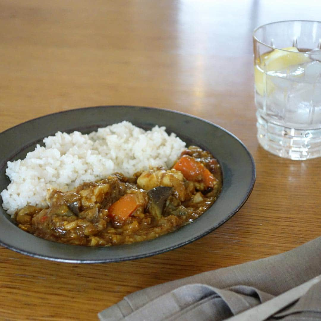 近藤しづかさんのインスタグラム写真 - (近藤しづかInstagram)「「和風カレーライス」 皆さん普段食べているカレールウ、後ろに表記されている原材料を確認したことはありますか？ カレールウはほとんど「油脂と添加物」でつくられています。 油脂は「トランス脂肪酸」たっぷりの粗悪な油。添加物には発ガン物質を含んでいることも...。 私はよく胃もたれしてしまうことがあります。 . なので、家でカレーを作る時は ルウから作るよ🍛 . カレールウ実は簡単！良質な油、小麦粉、カレー粉、豆乳を混ぜるだけ♪ . 隠し味は、肉の代わりにコクやうまみがでる鰹節をたっぷり入れるの✌️ . シンプルが心地良い♪ . #むかしごはん #カレー #カレーライス #無添加 #良質な油  #カレールウ #手作り #スパイス #胚芽米 #肉なし #健康 #美容 #和風カレー #curry #curryrice #additivefree #healthy #beauty #meatfree #cooking #japanesecooking #しづか御膳」3月3日 16時29分 - shizuka_kondo