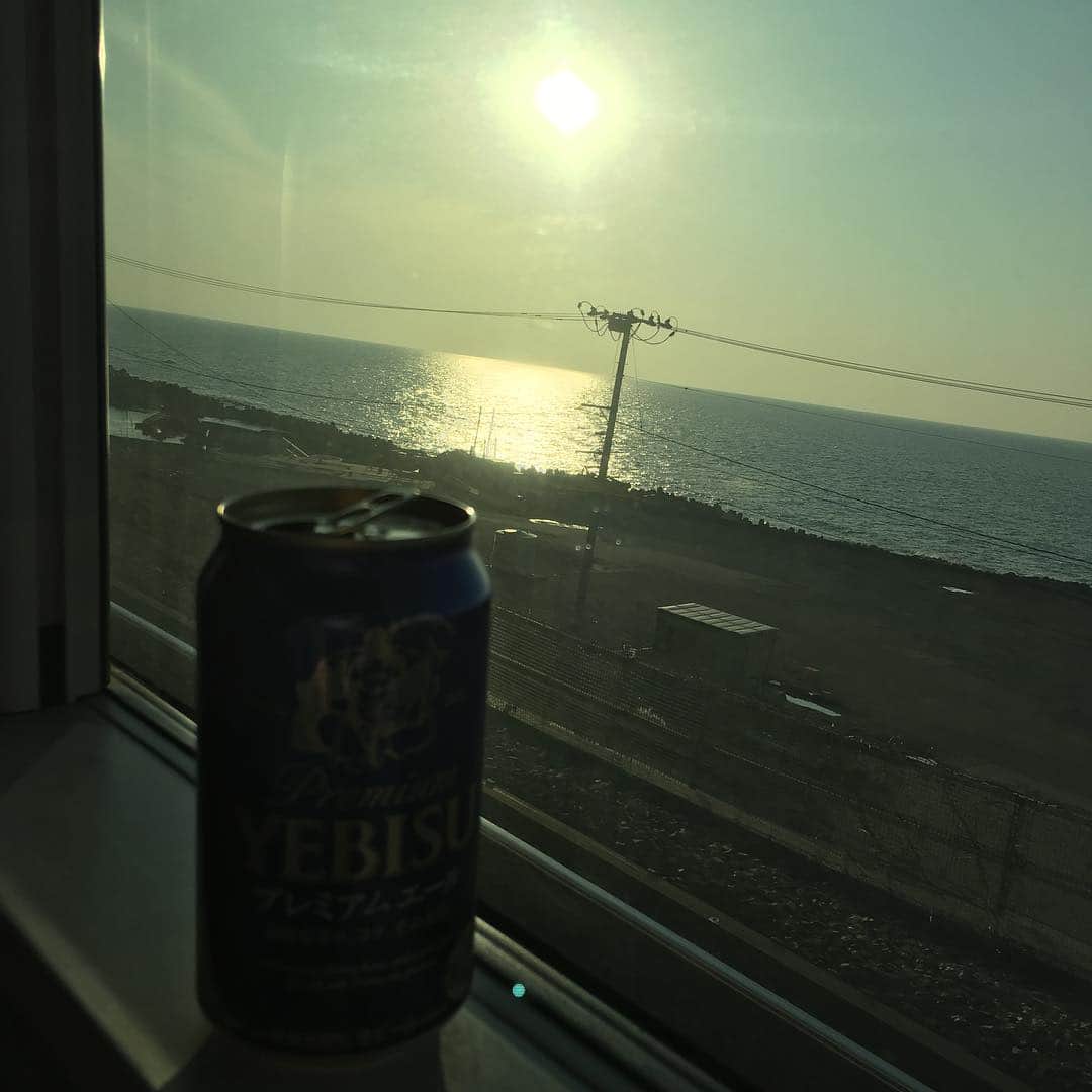 荻原和歌のインスタグラム：「イベントの余韻をかみしめつつ夕陽、日本海、列車旅。 鶴岡はいいねえ。  #鶴岡市 #山形 #ユネスコ食文化創造都市 #鶴岡市観光大使  #tsuruoka #yamagata」