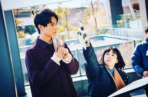 水川あさみのインスタグラム：「実はだいぶ、片手でカチンコ打てるようになったんだよね🎬」