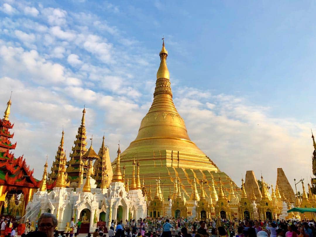 MIKAさんのインスタグラム写真 - (MIKAInstagram)「去年行った #shwedagonpagoda#🇲🇲 今日はオフでみんなでゆっくりランチしてこれから少し観光に行ってきます☺️💭 #myanmar  #yangon #pagoda #traveler #ミャンマー #ヤンゴン #みか山紀信」3月3日 17時18分 - cjd_mika