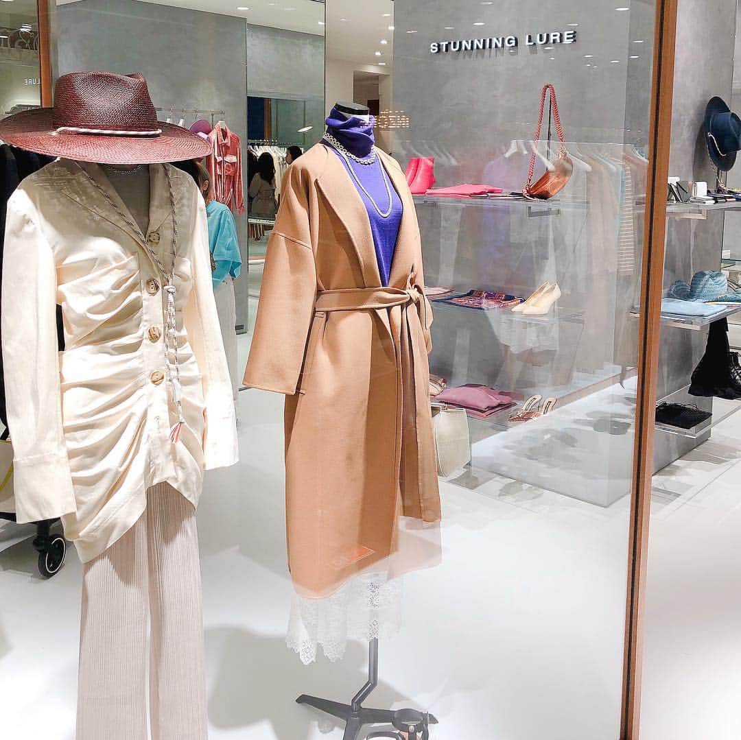 のインスタグラム：「stunninglure有楽町店リニューアルオープンのイベントにお邪魔しました✨✨ 先行販売のスプリングリバーコートを実際に羽織ってみることができるのでおすすめです😊 私は#アモッサプルオーバー と#チンツクリーンパンツ #marginalman Tシャツをお買い物しました❤️ シンプルだけどstunninglureらしいデザインや素材がお気に入り❤️ #stunninglure #スタニングルアー」