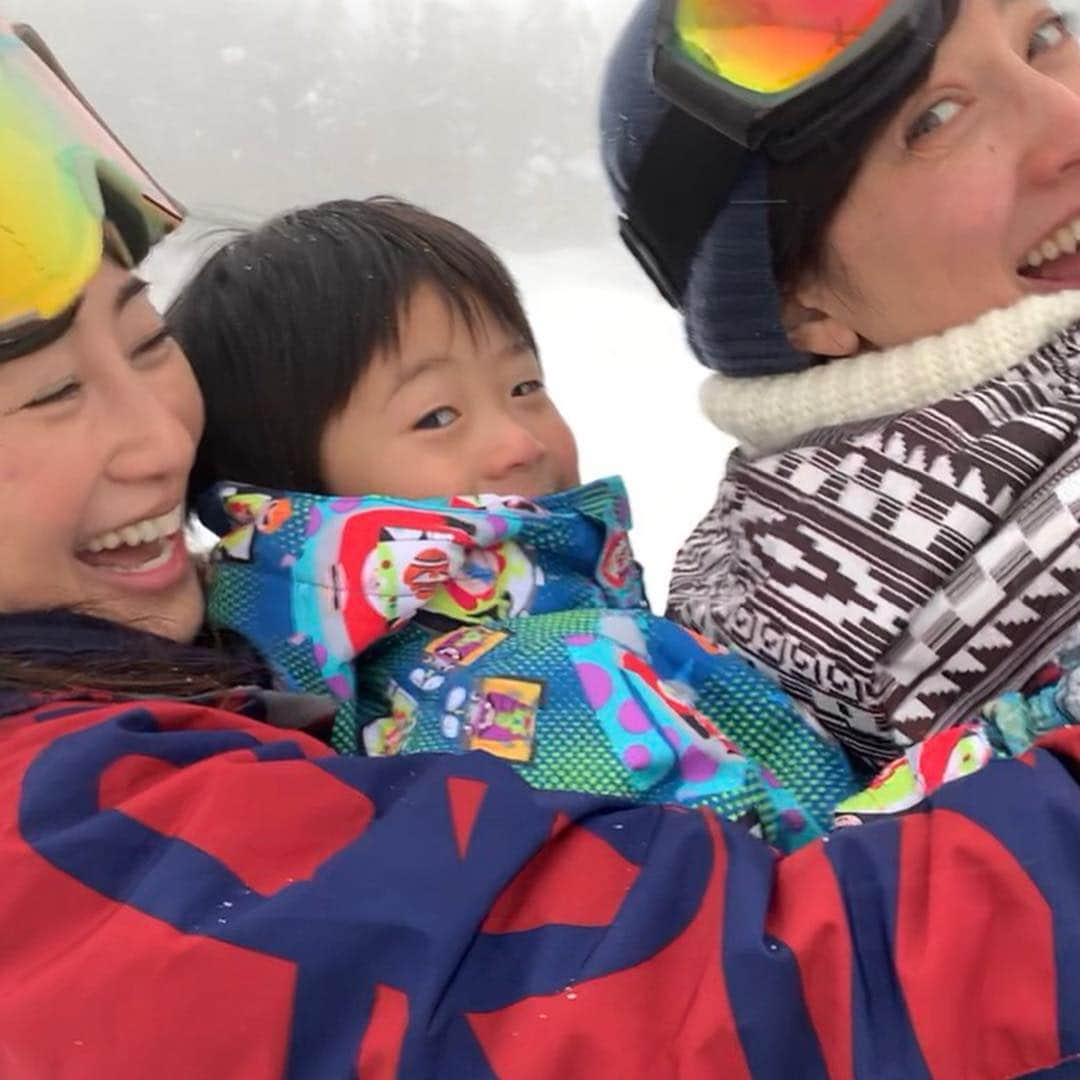 滝川クリステルさんのインスタグラム写真 - (滝川クリステルInstagram)「今年に入り2回目のスキーに行ってきました^_^ ライムリゾート妙高が昨年末オープンし、 panel for life (命のパネル)を置いていただいています。 ありがとうございます😊 今まで、仕事のことを考えて怪我をしないように20年も滑っていなかったので、、⛷ 3月中にまた行けるかなぁ。。 #ライムリゾート妙高#limeresortmyoko#ski#スキー#滝川クリステル#skiwithbrother&friends #panelforlife置いていただける民間や個人の方々お待ちしています#info@christelfoundation.orgまで」3月3日 17時37分 - christeltakigawa