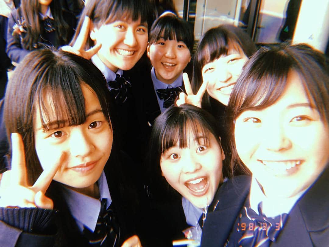 吉田有里さんのインスタグラム写真 - (吉田有里Instagram)「本日麗澤高校を卒業致しました🌸🏫 6年間通わせてもらい本当にいい思い出ができました♥️ 学年が上がるにつれて学校に行ける日も少なくなっていきましたが変わらずみんなは仲良くしてくれました🥰 最高の仲間たちです✨ 麗澤高校関係者の皆様をはじめ、担任の桃子先生、6年間私たちを面倒見てくれてありがとうございました🍑 だいすきな先生です💓 私をサポートしてくれた家族をはじめ周りの方々本当にありがとうございました😘 ・ ・ これを機にまた新たに精進して参りますので皆様どうぞよろしくお願いします🙆‍♀️💙 ・ ・ #麗澤  #卒業  #6E  #写真は少なめに」3月3日 18時04分 - yuri_yoshida__