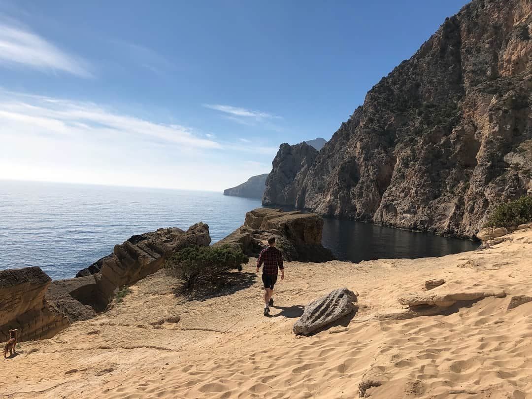 ルーク・エヴァンズさんのインスタグラム写真 - (ルーク・エヴァンズInstagram)「Good morning! #sundayfunday #hiking #ibiza」3月3日 18時15分 - thereallukeevans