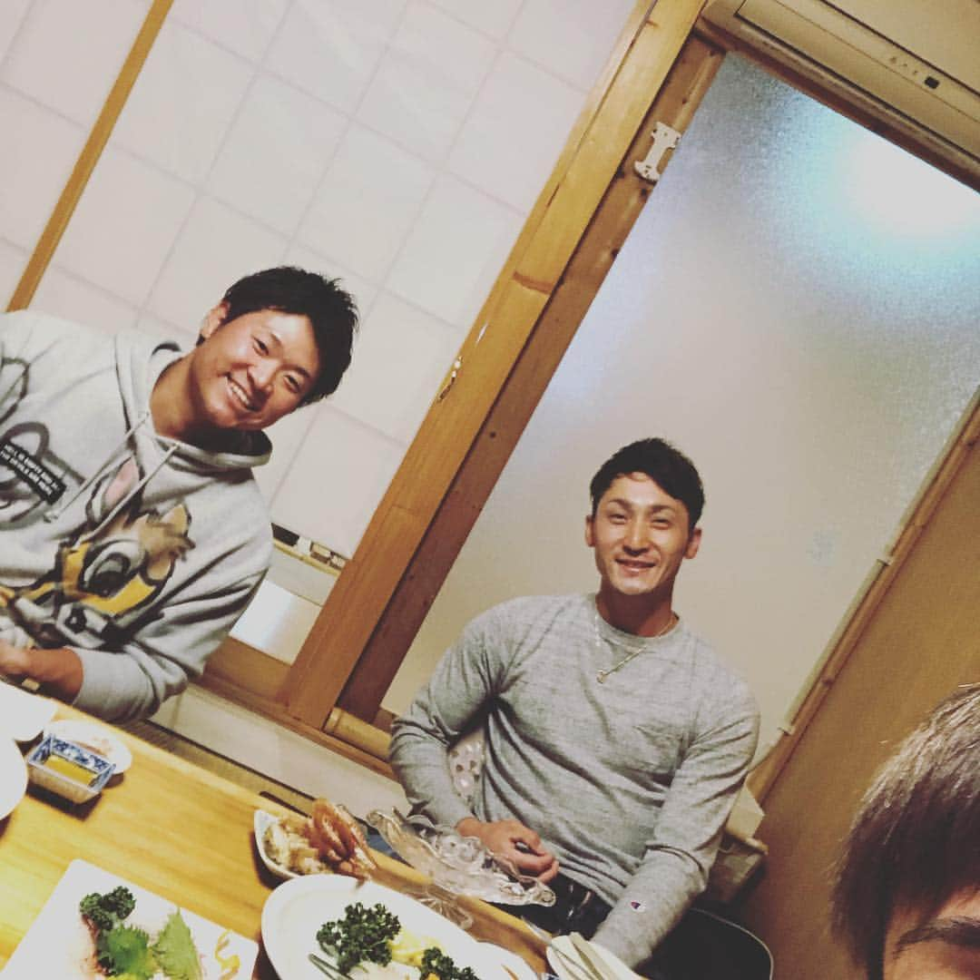 金子千尋さんのインスタグラム写真 - (金子千尋Instagram)「今日はオープン戦2試合目の登板⚾️vsベイスターズ⭐︎ ． ということで、光と中井くんとゴハン🐟 今までほぼ対戦は無かったのでほぼ初対戦の感覚！ 出来ればほぼランナー無しの状況で対戦したいなぁとは思ってはいたけど、ほぼその通りになって良かった(*ﾟ∀ﾟ*) そして最後はチェンジアップで決めたいと思っていたけど、力んでちょっと浮いてしまった😱 次に対戦の可能性があるなら交流戦だな🤔 あぁ、ほぼ初対戦がオープン戦で良かった😆 ． #元嫁 #伊藤光 #中井大介 #スー」3月3日 18時26分 - kanekochihiro_official