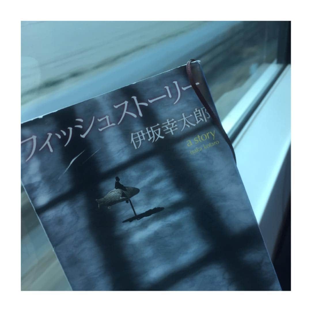 大友花恋さんのインスタグラム写真 - (大友花恋Instagram)「自分では気がつかないミリ単位の出来事が地球を救うとか、やっぱりこの世界って面白い。 それを再確認させてくれる本の世界ってやっぱり面白い。 #ハナコイ図書室 #フィッシュストーリー #読後の勢いそのまま映画も見ました #満足ほくほく☺️」3月3日 18時27分 - karen_otomo