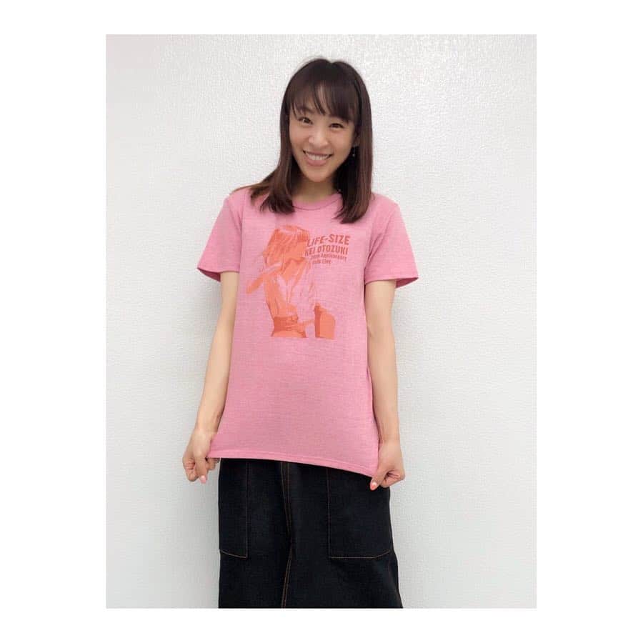 音月桂さんのインスタグラム写真 - (音月桂Instagram)「“Live T-shirt”出来ましたぁぁ 🙌🏻🙌🏻やったぁぁぁぁ🙌🏻🙌🏻 肌触りがとーっても良いので（←そこ？w） 是非ぜひ皆さま 会場でGETして下さいませ〜☺︎ オフホワイト、ブラックもありますよぉ。 ※私が着てるのはピンクの M sizeです。  http://otozukikei-20th.com  #お肌にやさしそぉ #普段使い決定 #kei_t_shirt #life_size #20th #anniversary #solo #live #紀伊國屋サザンシアターTAKASHIMAYA」3月3日 18時40分 - keiotozuki_official