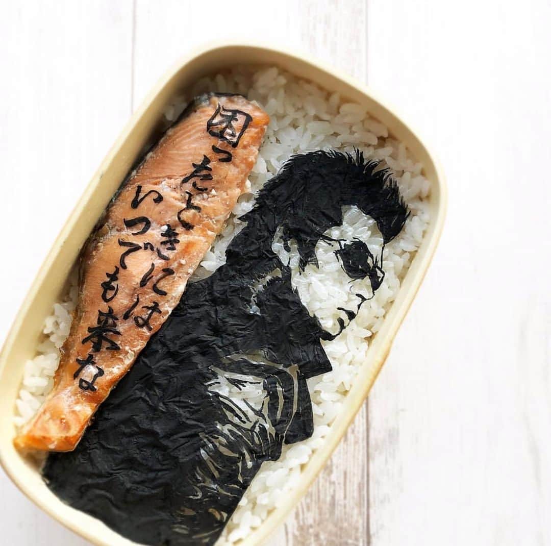 のインスタグラム：「“友人が『こんなの見つけたぜ！』とスクリーンショットを送ってくれた。す、凄すぎる！” 〜from M.Nagase. ★  #発見 #私立探偵濱マイク #濱マイク #マイクちゃん #mike #弁当 #クオリティ高い！ #海苔だけでここまで表現出来るとは #ありがとう #いつまでも覚えていてくれて #有難い」