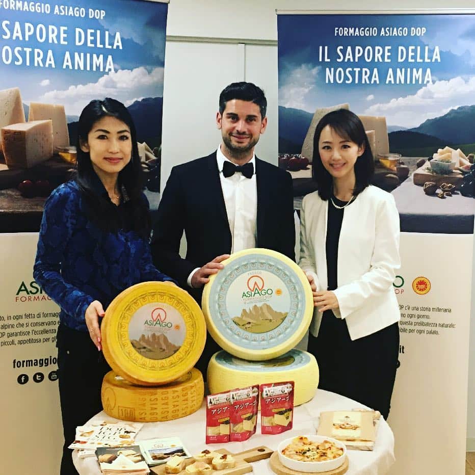 三井智映子さんのインスタグラム写真 - (三井智映子Instagram)「アジアーゴチーズ協会様のイベントで司会をさせていただきました！ イタリア大好きな食いしん坊にはぴったりのお仕事w Grazieでございました！ #アジアーゴチーズ  #formaggioagiagodop #formaggio #agiagocheese」3月3日 18時50分 - chiekomitsui