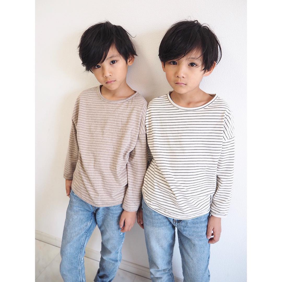 ayakoさんのインスタグラム写真 - (ayakoInstagram)「❤︎ 挨拶が遅くなりましたが3月もよろしくお願いします🌸🎎 3月になると春気分になり薄着で出かけて意外と寒い😅 * * tops @il_select  denim @zara ❤︎ #fashion#coordinate#ootd#trend#outfit#instafashion#twins#ig_kidsphoto#ig_twins#cutetwinsclub#kids_japan#love#kidsfashion#twinslove#twinsboys#mamagirl#ママリ#男の子#双」3月3日 18時54分 - ayaya315