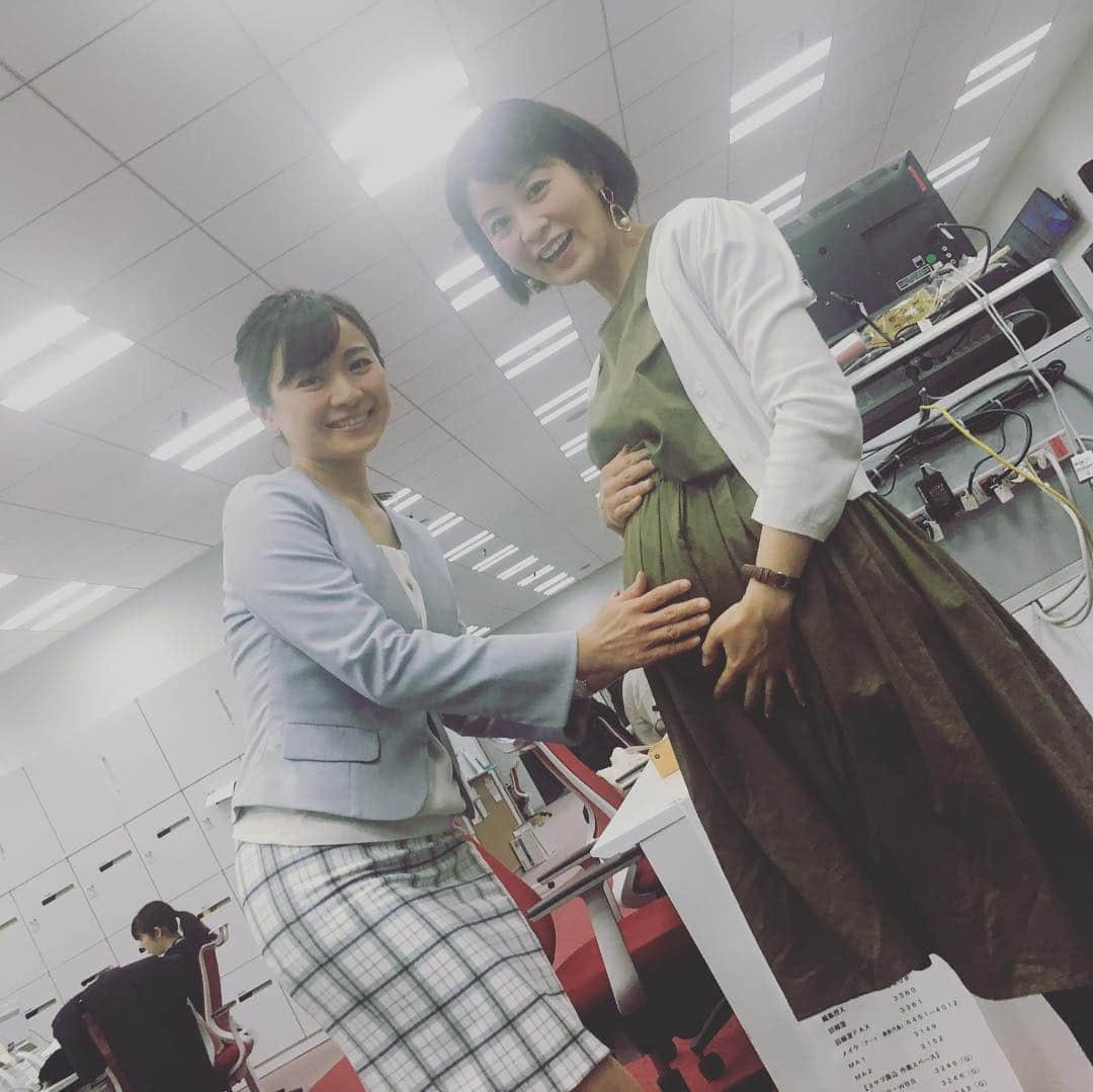 石榑亜紀子さんのインスタグラム写真 - (石榑亜紀子Instagram)「‪きょうのテレビ東京 TXNニュースは 繁田美貴アナウンサーと♡  見ての通り…になってきましたが お腹に赤ちゃんを授かりました👶  ありがたいことにこれまで元気に マタニティライフを過ごせています😌  繁田アナにお腹を撫でてもらい 嬉しいのか…胎動スゴイ😳🌸 生放送中も…😳 ！！！！体調をみながら 3月末までお仕事を続け 4月から産休に入らせていただく予定です ‬引き続きよろしくお願いいたします🌸 ‪#妊娠 #妊娠報告 #妊娠8か月 #29週 #妊娠後期 #第一子妊娠中 #マタニティ #マタニティコーデ #初マタ #おなかぽっこり #テレビ東京 #TXNニュース #繁田美貴 #アナウンサー #走る気象予報士‬ #石榑亜紀子 #ランナー #ランニング女子 しばし #走れない気象予報士‬ 靴下が履けない💨 でも #ランニング好きな人と繋がりたい  今夜は九州から関東で雨が続き あす日中も東海、関東は なかなかやまない雨になりそうです☔️ あすも雨や風で寒いです🍃 暖かい服装で 足もとに気をつけてお出かけを！」3月3日 19時36分 - guregure_46