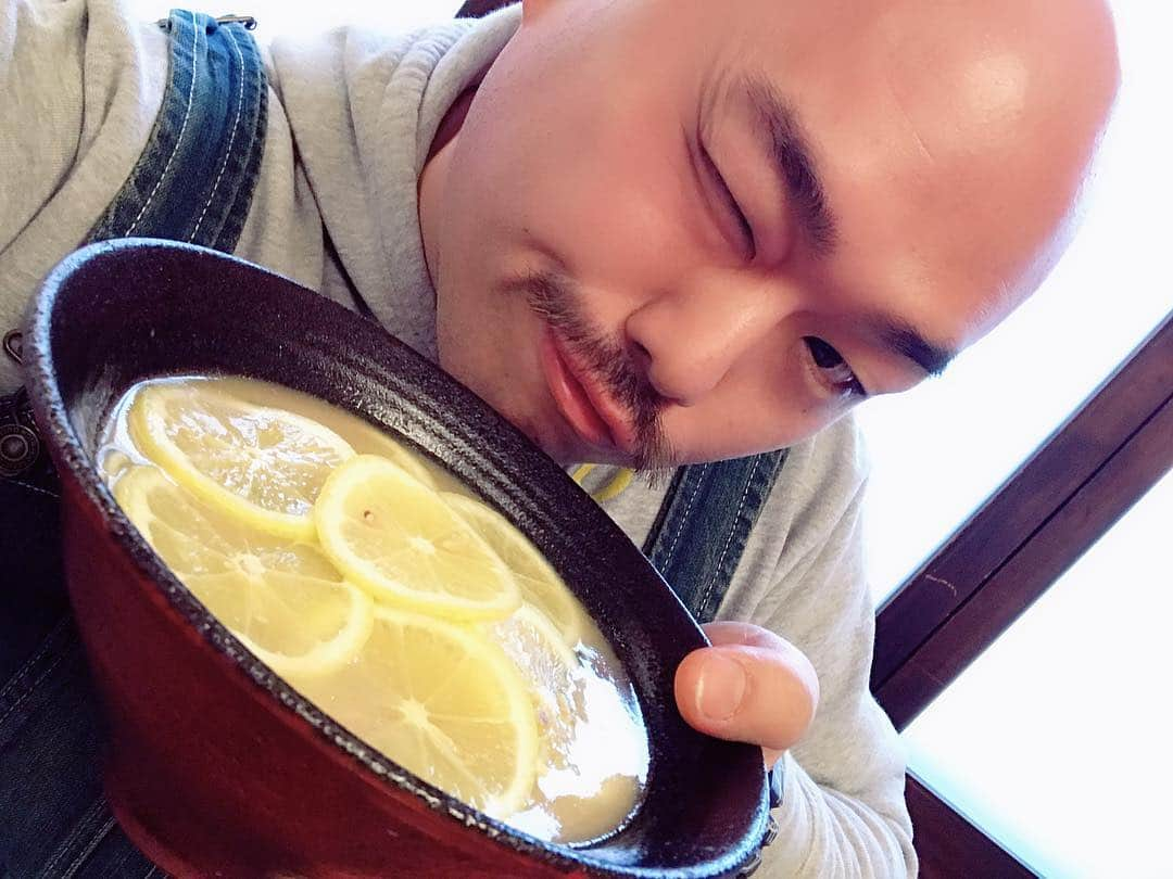 クロちゃんさんのインスタグラム写真 - (クロちゃんInstagram)「出川さんとのロケは、レモンラーメンだけで我慢したしんよー。 さっぱりヘルシーで美容と女の子に人気のラーメンだったしん♪  #出川哲朗の充電させてもらえませんか」3月3日 19時21分 - kurochandesuwawa