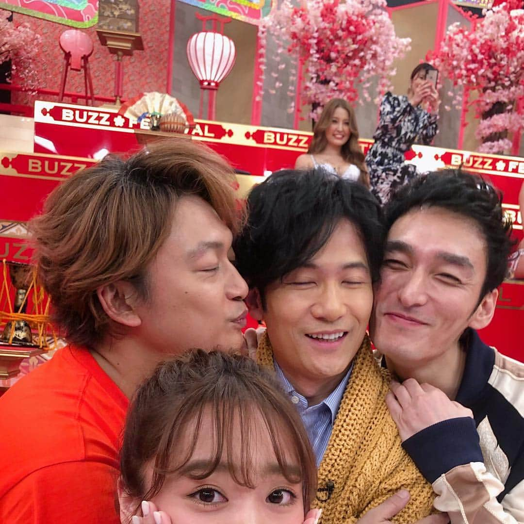 近藤千尋さんのインスタグラム写真 - (近藤千尋Instagram)「ただ今、#ななにー 生放送中❤️ 今年一番いいねをもらおう企画😍 香取さん、稲垣さん、草彅さんと ご一緒させて頂きました🥰📷 恐縮すぎるこのお写真😭✨✨ 是非みなさんいいね！お願いします️🥺‼️ #ななにー  #abema」3月3日 19時39分 - chipichan.1215