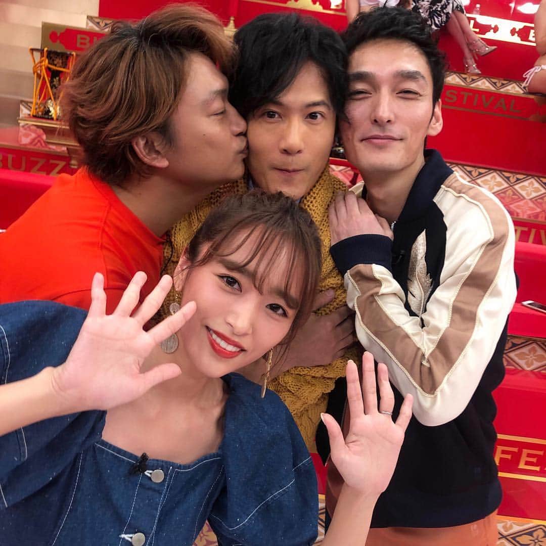 近藤千尋のインスタグラム：「ただ今、#ななにー 生放送中❤️ 今年一番いいねをもらおう企画😍 香取さん、稲垣さん、草彅さんと ご一緒させて頂きました🥰📷 恐縮すぎるこのお写真😭✨✨ 是非みなさんいいね！お願いします️🥺‼️ #ななにー  #abema」