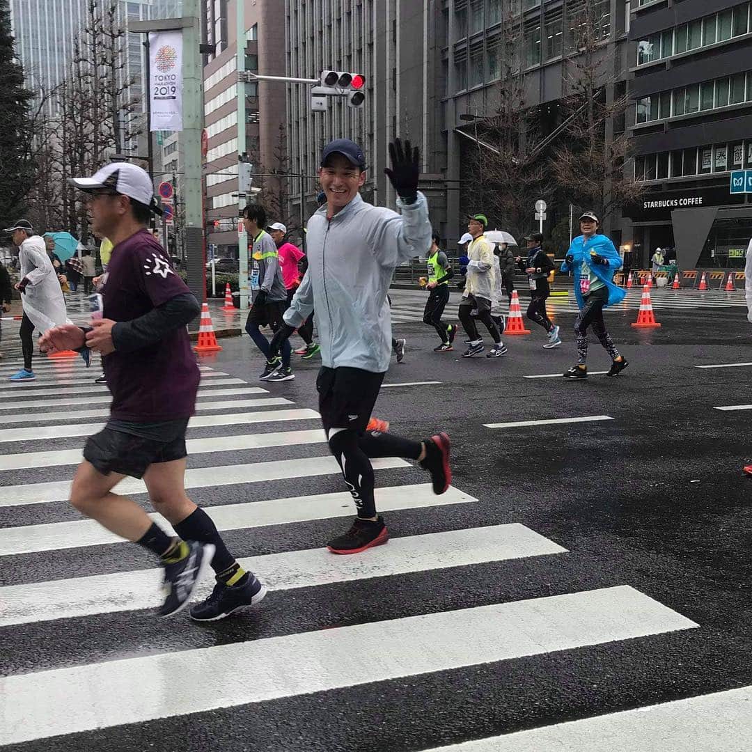 松田丈志さんのインスタグラム写真 - (松田丈志Instagram)「初の東京マラソン🏃‍♂️ マラソンは2回目✌️ 目標の4時間半切りできました😆👍 フラットなコース 低い気温 普段生活してる街の景色 で走りやすかったです🙋‍♂️🙆‍♂️ 沿道の皆さんの応援は力になりました✨」3月3日 19時53分 - tkc001