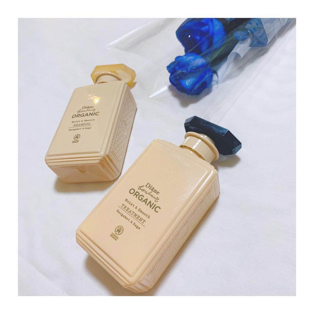 鍋谷真子のインスタグラム：「□ ブースターさんに頂いたお花と一緒に…♥︎🌹 大好きなコスメキッチンでgetした 新作のダイアンボヌール🧴𓈒𓏸 ◯ 香りも好みの香りに出逢えて嬉しい🧖🏻‍♀️♡ 2日間浜松開催もお疲れ様でした𓂃!✨ #ダイアンボヌール #オーガニック #コスメキッチン #cosmekitchen #シャンプー #トリートメント #organic #ボヌールオーガニック #ヘアケア」