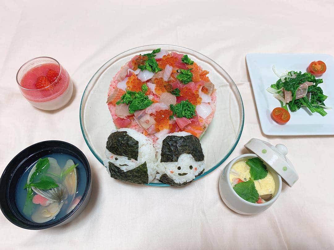 吉川七瀬さんのインスタグラム写真 - (吉川七瀬Instagram)「ひな祭り🎎 ということで母とひな祭り料理を作りました🌸 . 毎年作ってます！ 今年はちらし寿司ケーキ！ お品書きも母が作ってくれて…🤭本格的！笑 . 実はこのちらし寿司ひしもちみたに三色になってるんです🤤(写ってないけど笑) 美味しかった〜〜🎎」3月3日 19時55分 - yoshikawa_nanase